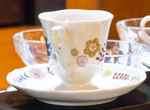 レトロ風味の花柄ティーカップと一輪挿し